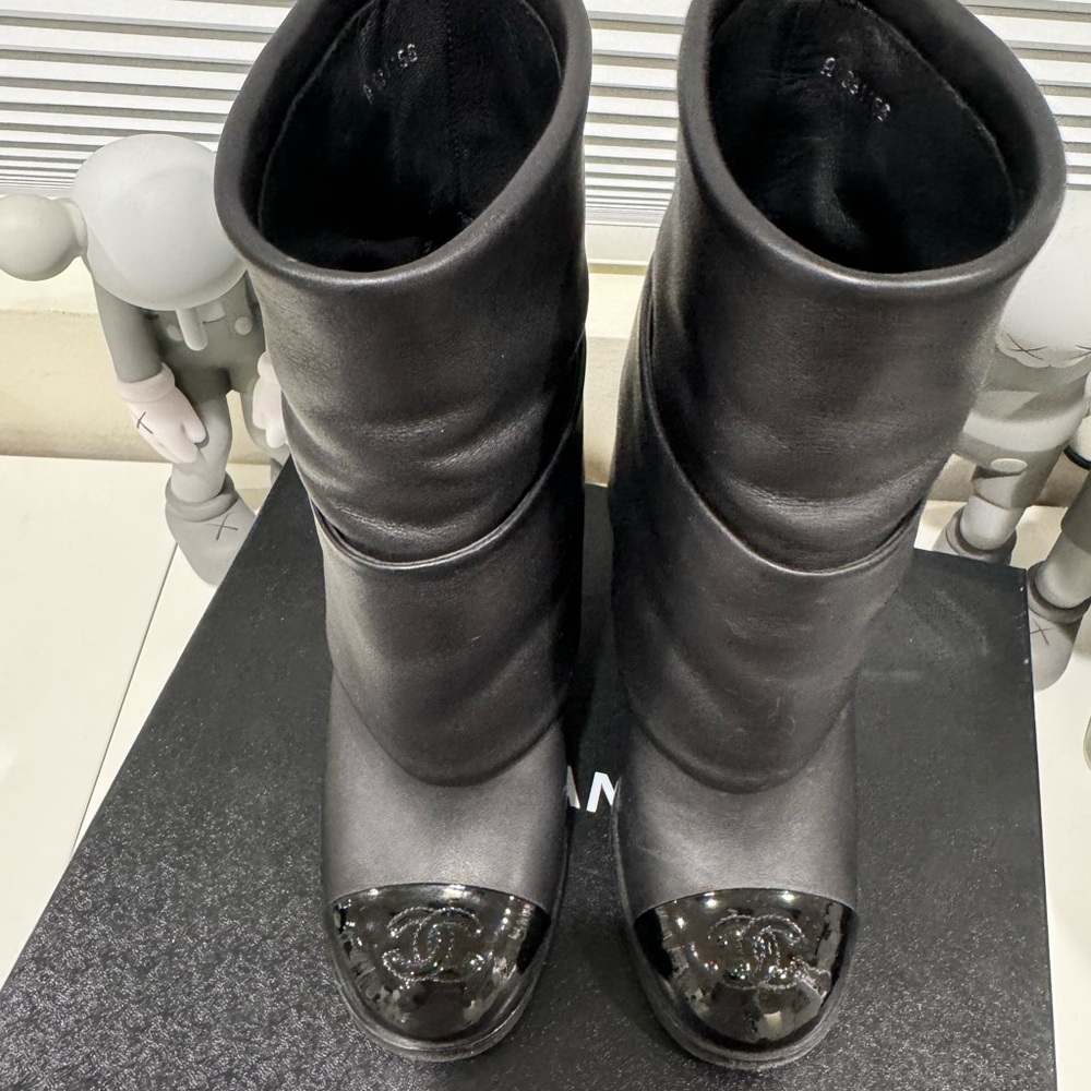 Chanel Woman’s fold over heel Boots size 38 black leather - Picture 7 of 7